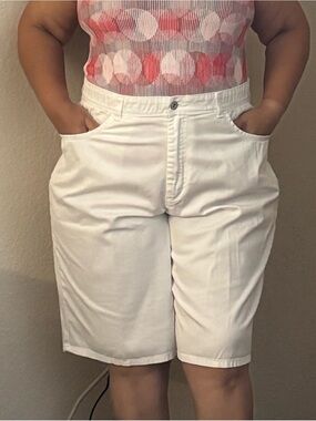 Gloria Vanderbilt White Women's Flat-Front Bermuda Shorts